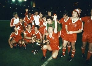 1980 European Cup Final at the Santiagio Bernabeu Stadium in Madrid. Nottingham Forest 1 v SV Hamburg 0. The Forest team celebrate with the trophy after the match. 28th May 1980. Pic via Mirrorpix.